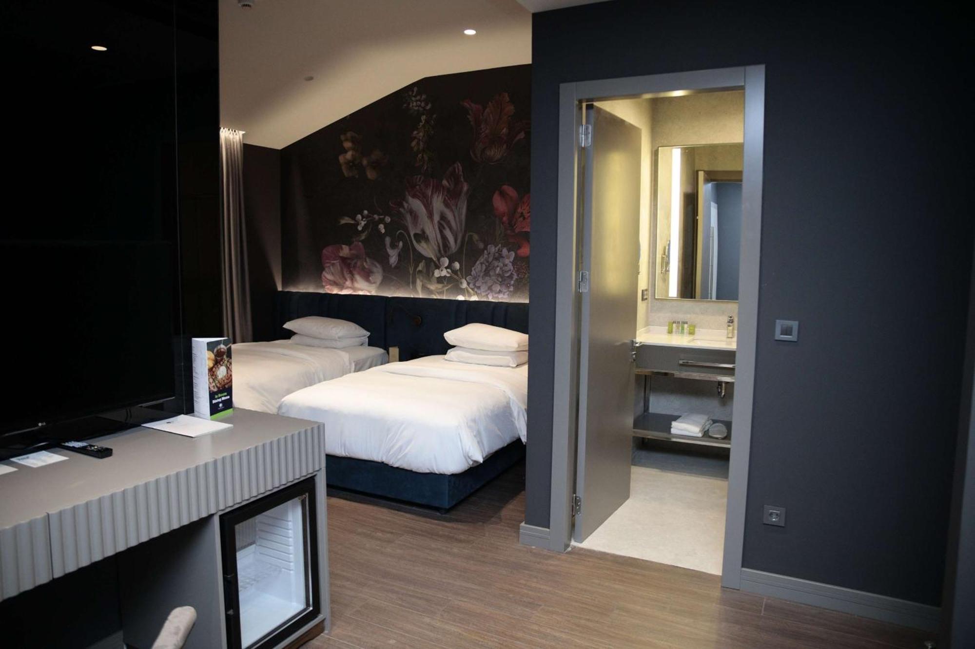 Twin Room,1552667110:JPEG