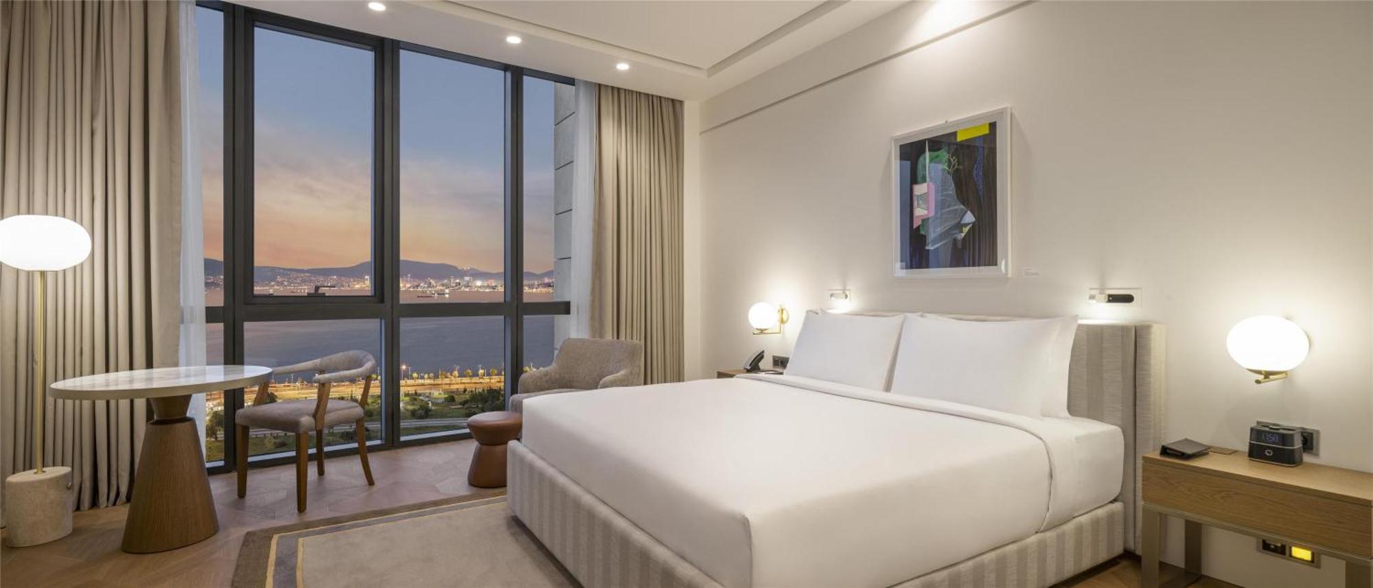 Deluxe King Room Balcony Club Access